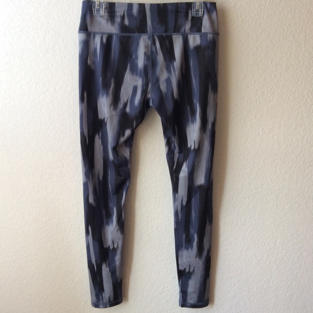 Reebok Geometric workout pants Sz Medium #163